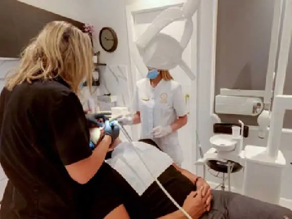 Interior d'una clínica dental vist en 360 graus