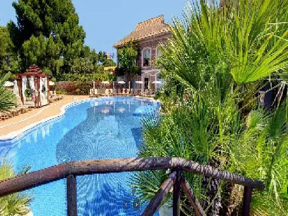 Piscina i jardí d'un hotel a la visita virtual